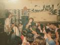 A la izquierda, el cantante y guitarrista de Green Day, Billie Joe Armstrong, en una casa okupa de Villarreal