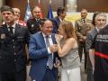 En el centro de la imagen, Julián García, abrazado por la delegada del Gobierno
