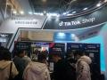 La gente visita un stand de TikTok Shop