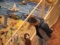 Un padre y su hija contemplan uno de los dioramas instalados