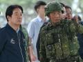 El presidente de Taiwán, Lai Ching-te (izq.), escucha a un oficial del ejército