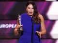 Karla Sofía Gascón, con el galardón a la mejor actriz en los Premios del Cine Europeo