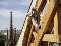 Un operario, durante las labores de restauración de la cubierta de Notre Dame