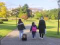 Niños que van al colegio en Oviedo con su madre,, comunidad musulmana