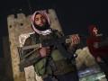Un combatiente rebelde sirio posa para una fotografía con un fusil de asalto mientras hace guardia en la ciudadela de Alepo, Siria