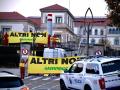 Protesta de activistas de Greenpeace contra Altri ante la sede de la Xunta en San Caetano, Santiago de Compostela