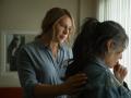 Karla Sofía Gascón (izquierda) y Adriana Paz (derecha), en una escena de Emilia Pérez
