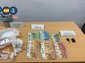 Imagen de la droga y el dinero intervenido en Gandía, Valencia