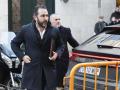 El empresario Víctor de Aldama (i) , el considerado comisionista de la trama de adjudicaciones públicas de mascarillas en plena pandemia, baja del coche conducido por el líder de Desokupa, Daniel Esteve