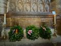 Las tres coronas de flores depositadas en la tumba de Leonor de Castilla