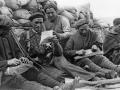 Voluntarios carlistas leyendo cartas de sus familias en el frente norte