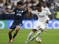 Vinicius lucha un balón durante la final de la Intercontinental ante el Pachuca