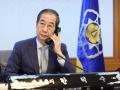 El primer ministro y presidente en funciones de Corea del Sur, Han Duck-soo, hablando por teléfono con el Primer Ministro japonés, Shigeru Ishiba, en su oficina en Seúl.