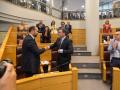 El alcalde de Pontedeume, Bernardo Fernández, da la mano al presidente de la Diputación de La Coruña, Valentín González-Formoso