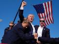El mundo contuvo el aliento el pasado 13 de julio, cuando el entonces candidato republicano para la Presidencia de Estados Unidos, Donald Trump, fue víctima de un intento de asesinato durante un mitin en Butler, Pensilvania. Un leve y fortuito movimiento de cabeza fue lo que marcó la diferencia entre la vida y la muerte. La bala rozó la oreja derecha de Trump, causando una leve herida. El tirador, identificado como Thomas Matthew Crooks, un joven de tan solo 20 años, fue abatido en el lugar de los hechos
