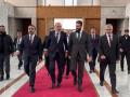 El líder de HTS,  Ahmed al Shara, junto a una delegación diplomática de Jordania, en Damasco