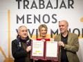 La vicepresidenta Yolanda Díaz y los secretarios generales de UGT, Pepe Álvarez, y de CCOO, Unai Sordo, tras la firma del acuerdo de reducción de la jornada laboral