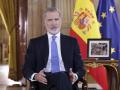 El Rey, flanqueado por las banderas de España y la UE