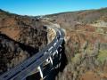 Vista aérea del viaducto de El Castro, en la frontera entre Galicia y León, ya reconstruida tras el derrumbe de 2022