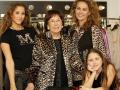 La diseñadora Lola Casademunt, en el centro, junto a su hija Maite y sus nietas