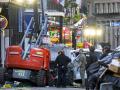 Policías e investigadores trabajan en el lugar del arrollamiento masivo en una calle de Nueva Orleans