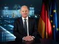 El canciller alemán Olaf Scholz posa para las fotos después de la grabación de su discurso de Año Nuevo en la Cancillería, Berlín