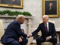 El presidente de Estados Unidos, Joe Biden (d), y el presidente electo Donald Trump durante una reunión en la Oficina Oval de la Casa Blanca en Washington, Dc