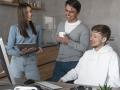 Equipo de personas mientras trabajan en una oficina