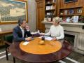 Julo Millán y María Espejo  durante la reunión del diseño del nuevo organigrama municipal

REMITIDA / HANDOUT por AYUNTAMIENTO DE JAÉN
Fotografía remitida a medios de comunicación exclusivamente para ilustrar la noticia a la que hace referencia la imagen, y citando la procedencia de la imagen en la firma
03/1/2025