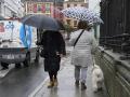 A Coruña.- 
La borrasca Karlotta ha activado los avisos en media España este jueves por fuerte temporal de viento, lluvia y fenómenos costeros adversos. 
Galicia, la comunidad más expuesta a la borrasca, tiene nivel naranja por rachas máximas de 100 km/h con vientos del sur y suroeste y por fuetres lluvias.
En la imagen personas escapanso de la fuerte lluvia por las calles de A Coruña
08/02/2024
Foto: M. Dylan / Europa Press