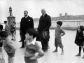 Fernando de los Ríos y Niceto Alcalá-Zamora, presidente de la Segunda República, visitan un centro escolar