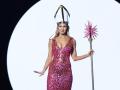 La presentadora de la 82.ª Edición de los Globos de Oro, Nikki Glaser, con una mitra y un báculo