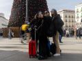 Un grupo de mujeres jóvenes se hacen un 'selfie' en la Puerta del Sol, en Madrid