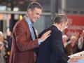 El secretario general del PSOE y presidente del Gobierno, Pedro Sánchez (i), y el expresidente de Aragón, Javier Lambán