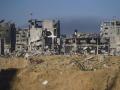 Edificios reducidos a escombros, fachadas agujereadas por el impacto de metralla de gran calibre, en la franja de Gaza