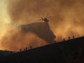 Un helicóptero arroja agua sobre el incendio forestal Kenneth en el barrio de Woodland Hills en Los Ángeles