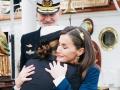 La Reina abraza, emocionada, a la Princesa en presencia del Rey antes de su partida