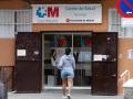 Una mujer entra al Centro de Salud de Abrantes, en Madrid