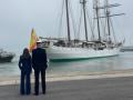 Los Reyes de España, divisando ElCano