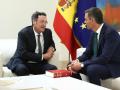 El presidente del Gobierno, Pedro Sánchez (d), recibe la Memoria Anual de la Fiscalía de manos del fiscal general del Estado, Álvaro García OrtiZ