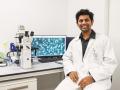 El investigador Jeevithan Elango muestra el hidrogel a nivel microscópico en el laboratorio de UCAM HiTech