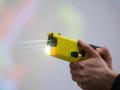 Las pistolas taser lanzan descargas eléctricas