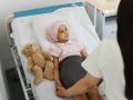 Niña enferma en la camilla de un hospital