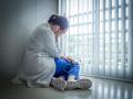 Médico llorando