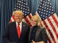 Pam Bondi junto a Donald Trump