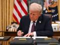 El presidente de Estados Unidos, Donald Trump, firmando una orden ejecutiva