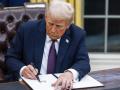 El presidente de EE.UU., Donald Trump, firma varias órdenes ejecutivas