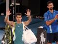 Carlos Alcaraz se despide del público australiano ante la mirada de Djokovic
