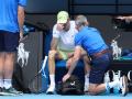 Jannik Sinner, atendido por el médico en el Open de Australia