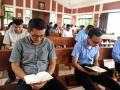 Seminaristas nicaragüenses rezan en la que, hasta el lunes, era su capilla